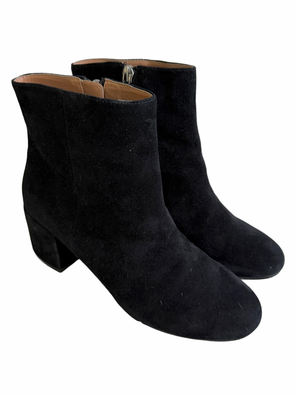 Urban Outfitters UO Black Suede Booties Size 8
Suede Wrapped Chunky Heels